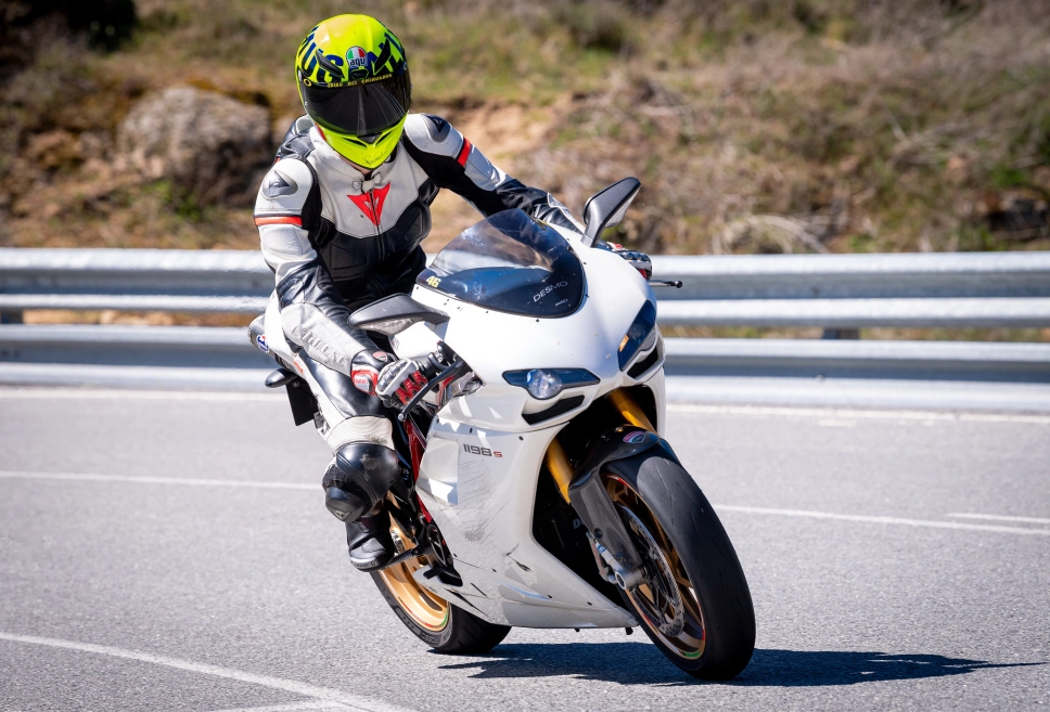 Moto blanca - Expo 2 Ruedas